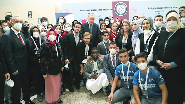 Cumhurbaşkanı Erdoğan, sempozyum kapsamında açılan sergiyi gezdi, katılımcılarla fotoğraf çektirdi.