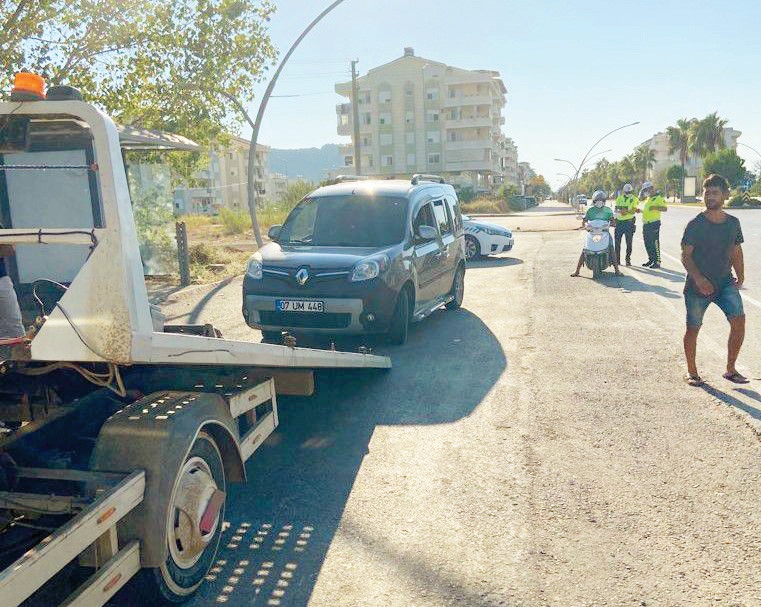 Emlak vergi borçları nedeniyle haklarında yakalama kararı çıkarılan vatandaşları durduran polis ekipleri araçları bağlayıp, otoparka çekti.