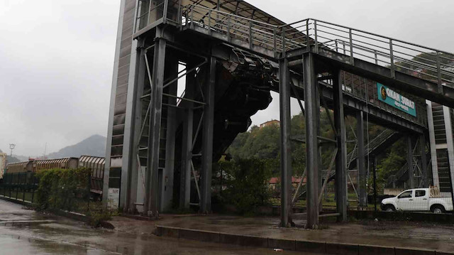 Zonguldak'ta kaza yapan vagon üst geçide çarptı
