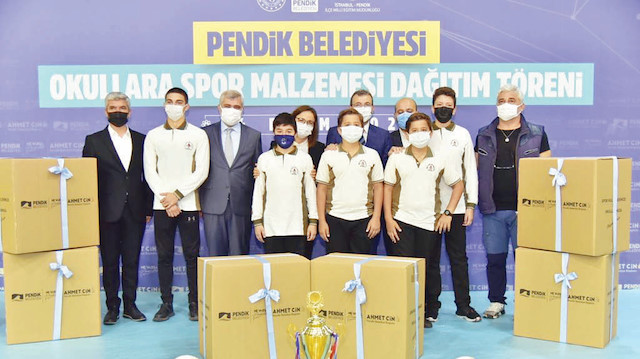 Kurtköy Spor Salonu’nda gerçekleştirilen törenle spor malzemeleri okul idarecilerine teslim edildi.