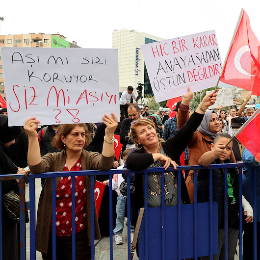 Aşı karşıtları bu kez İzmirde buluştu: Maskesiz sosyal mesafesiz gösteri