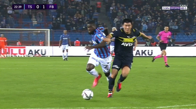 Kim Min-Jae ile Djaniny arasında yaşanan pozisyon. (Görüntüler beINSPORTS'tan alınmıştır)