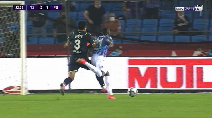 Kim Min-Jae ile Djaniny arasında yaşanan pozisyon. (Görüntüler beINSPORTS'tan alınmıştır)