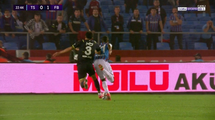 Kim Min-Jae ile Djaniny arasında yaşanan pozisyon. (Görüntüler beINSPORTS'tan alınmıştır)