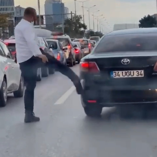 D-100 Karayolunda şerit kavgası: İETT şoförü otomobili tekmeledi