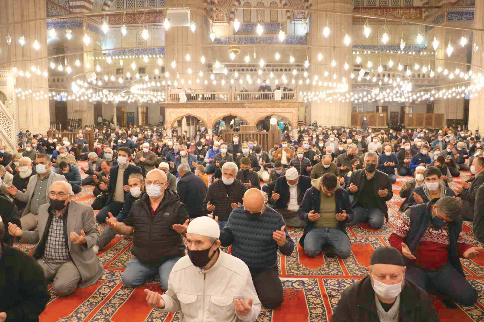 Edirne Selimiye Camii’ndeki Kandil programına vatandaşlar büyük ilgi gösterdi.