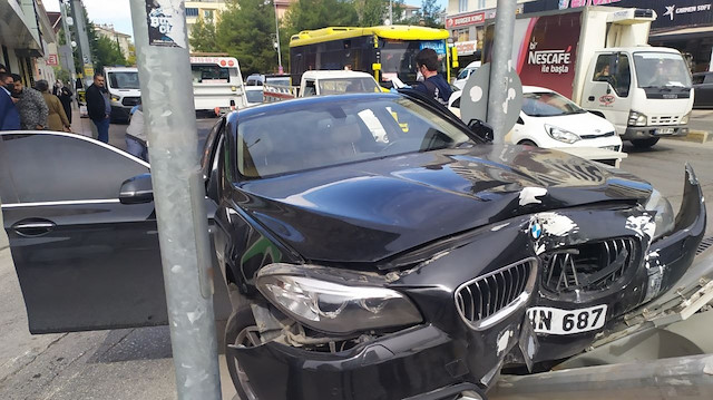 Lüks araçtaki alacak verecek kavgası kazayla son buldu.