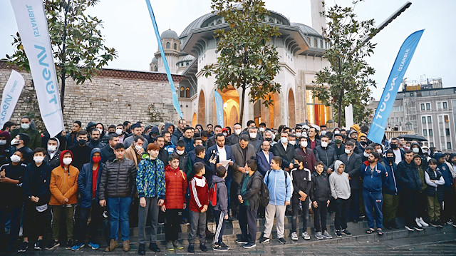 CHP’nin hedefindeki Türkiye Gençlik Vakfı (TÜGVA)  üyeleri birçok şehirde sabah namazında buluştu. İstanbul’daki buluşma Taksim Camii’nde yapıldı.