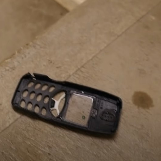 Hangisi sağlam: Nokia 3310 ve iPhone 13 Pro, yirminci kattan atıldı