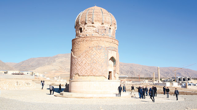 Batman Valisi ve Belediye Başkan Vekili Hulusi Şahin, Hasankeyf’in büyüyüp, güzelleştiğini söyledi. 