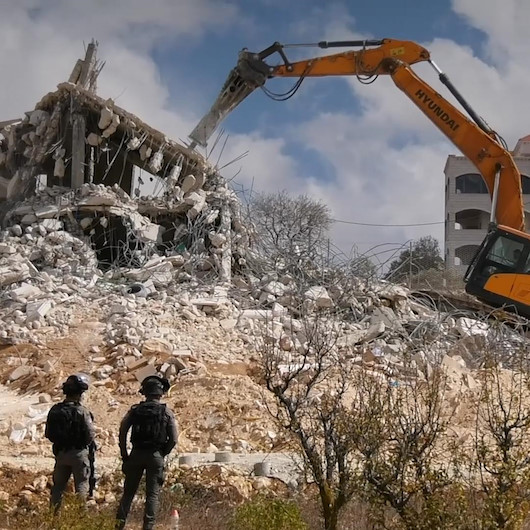 İşgalci İsrail askerleri Batı Şeria’da Filistinlilere ait iki evi yıktı