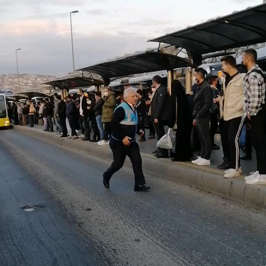 Ayvansarayda metrobüs arızalandı: Yolcular uzun kuyruklar oluşturdu