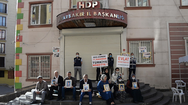 Aileler evlatlarını bulmak için HDP il binasının önünde toplandılar