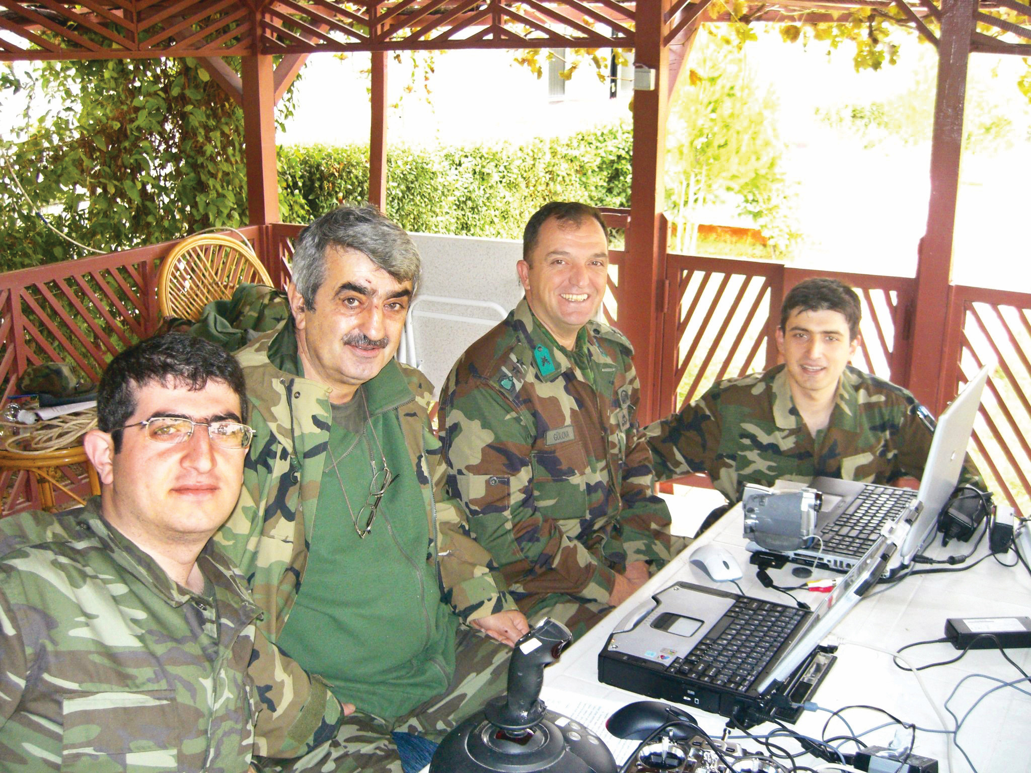 Özdemir Bayraktar, TSK ile 20 yıldır devam eden çalışma ortaklığında oğullarıyla birlikte mesaisinin büyük kısmını üs bölgelerinde geçirdi.