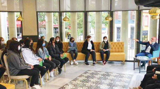 Normalleşme sürecine geçilmesiyle birlikte İstiklal Millet Kütüphanesi’nde düzenlenen ilk söyleşinin konukları Beyoğlu Anadolu Lisesi öğrencileri oldu. 