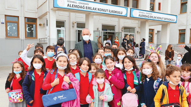 Çekmeköy Belediye Başkanı Ahmet Poyraz her hafta farklı bir okulda bayrak törenine katılarak öğrencileri yalnız bırakmıyor. 