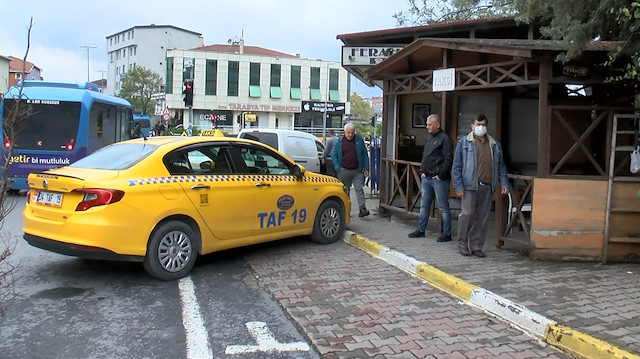 Taksici polisi arayınca içinde yaklaşık bir milyon 800 bin lira bulanan valiz sahibine ulaştırıldı.
