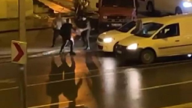 Avcılar'da yolunu kestiği araçtakilerden dayak yedi