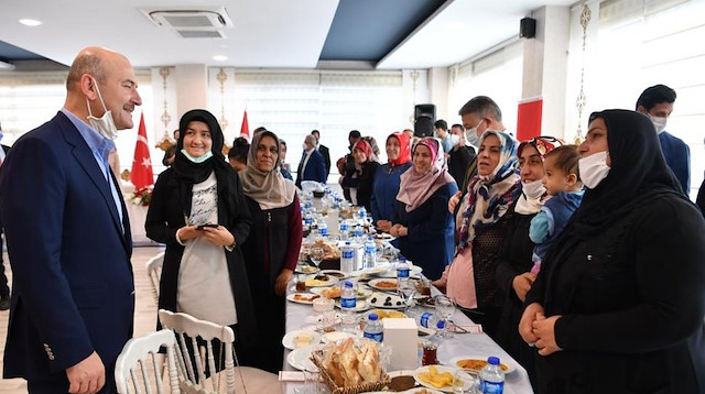 Diyarbakır'a gelen İçişleri Bakanı Süleyman Soylu, evlat nöbetindeki aileler ile kahvaltıda bir araya geldi.