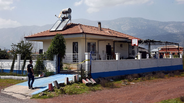 Polis, nisan ayında evin çevresinde iş makineleriyle kazı gerçekleştirdi.