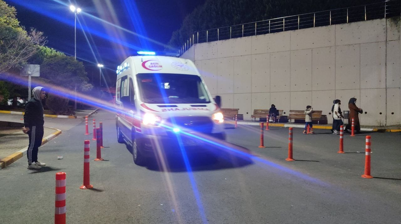 Kısa sürede adrese ulaşan sağlık ekipleri, yaralı şahıslara ilk müdahaleyi olay yerinde yaptı.