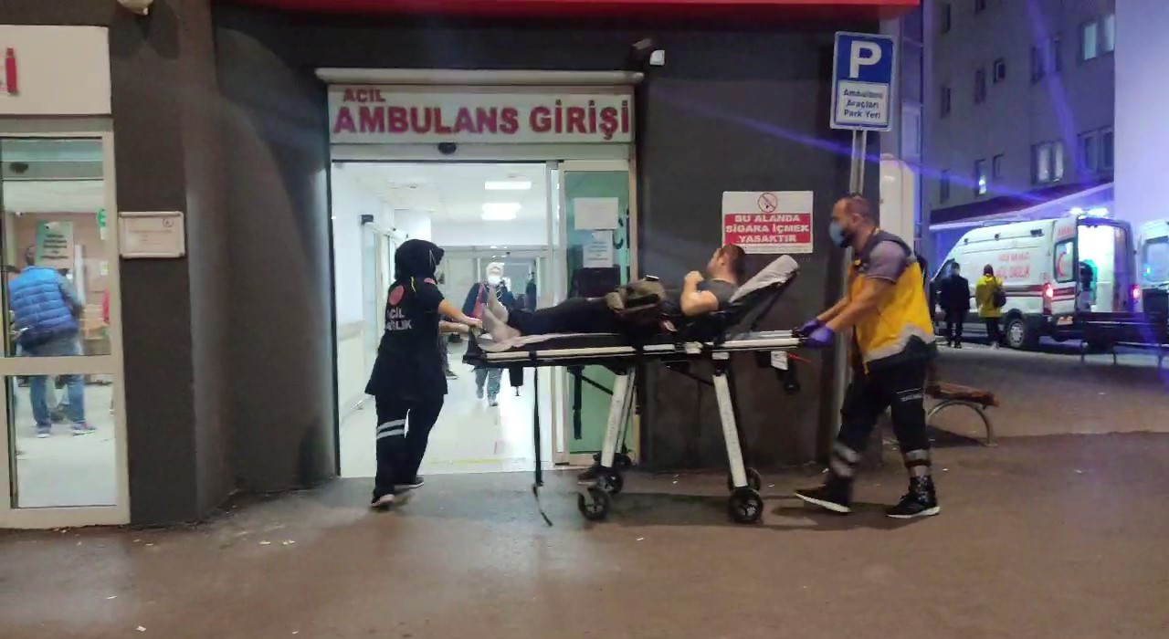 Kısa sürede adrese ulaşan sağlık ekipleri, yaralı şahıslara ilk müdahaleyi olay yerinde yaptı.