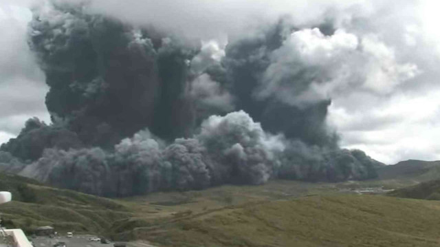 Patlamanın ardından gözlenen duman 3 bin 500 metre yüksekliğe ulaştı.