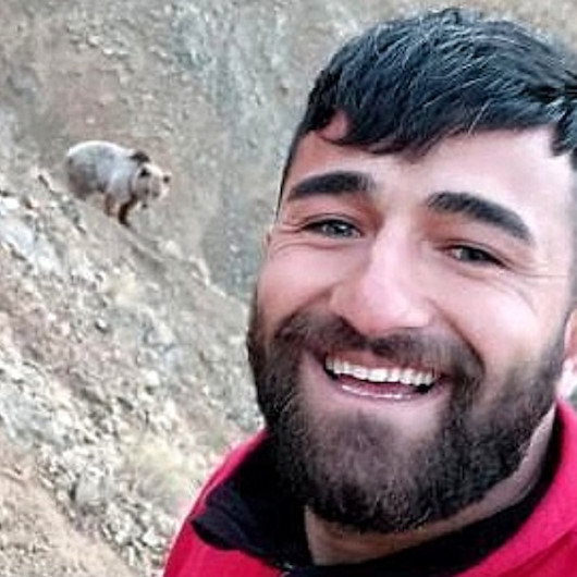Tunceli Ovacıkta ayının peşinden koşup selfie çekti