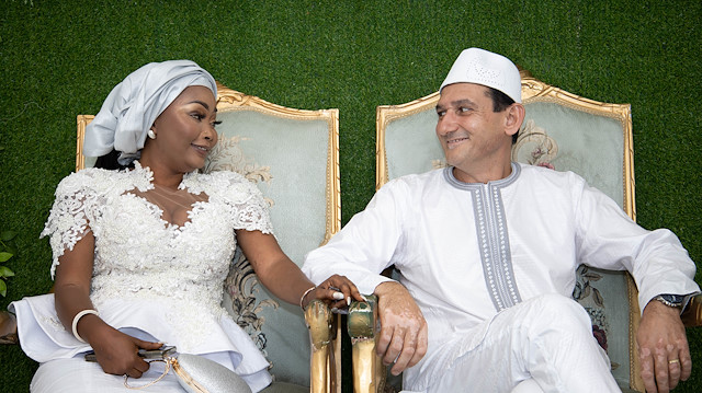 Şevki Yıldız ve Mariam Djello Sylla nikah merasimlerine her iki kültürü de yansıttı.