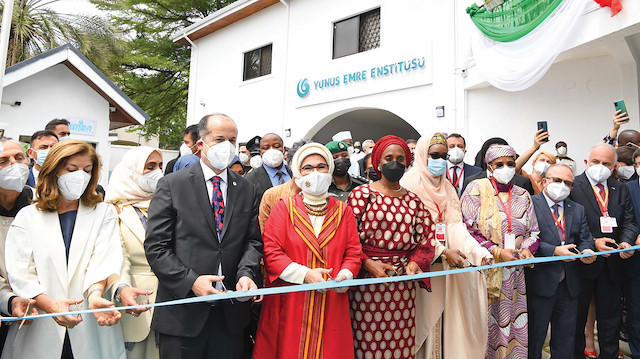 Emine Erdoğan, Abuja Yunus Emre Kültür Merkezi’nin açılışı ve “Afrika Ziyaretlerim” kitabının tanıtımına katıldı. 