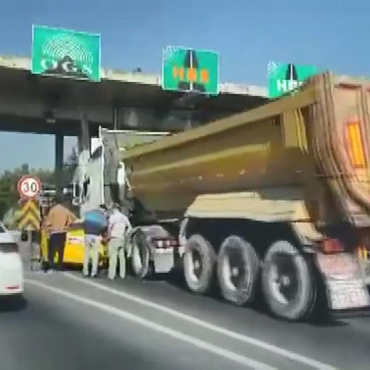 Avcılarda gişeden önce ben geçeceğim yarışı kazayla bitti: Sarı taksi ve hafriyat kamyonu sıkıştı