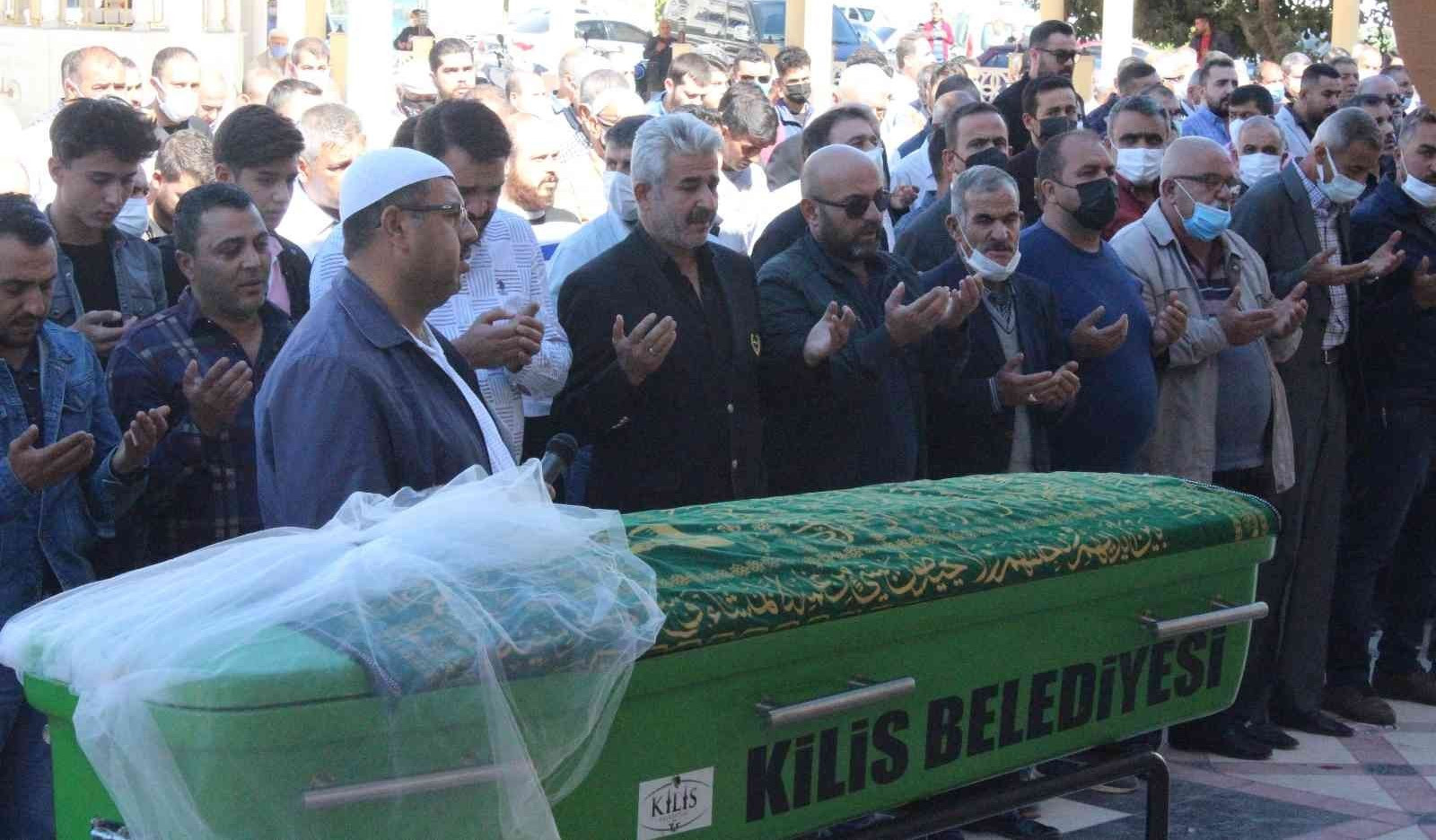 Eşi tarafından darp edilerek öldürülen Fatime Gül Özyer'in cenazesinde yakınları gözyaşlarına boğuldu.