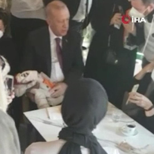 Cumhurbaşkanı Erdoğan Çengelköy’de bir kafede vatandaşlarla sohbet etti