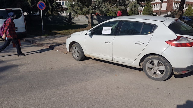 Yaya yoluna park edilen aracın camına asılan yazı şaşkına çevirdi