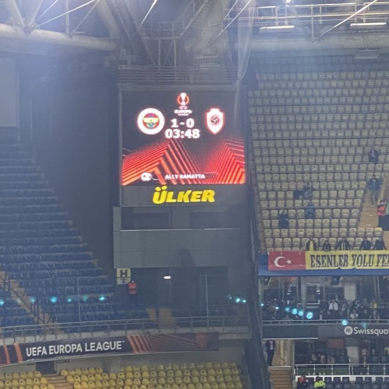 Fenerbahçe stadındaki skor ekranında Samatta'nın attığı gol sarı lacivertlilere yazıldı.