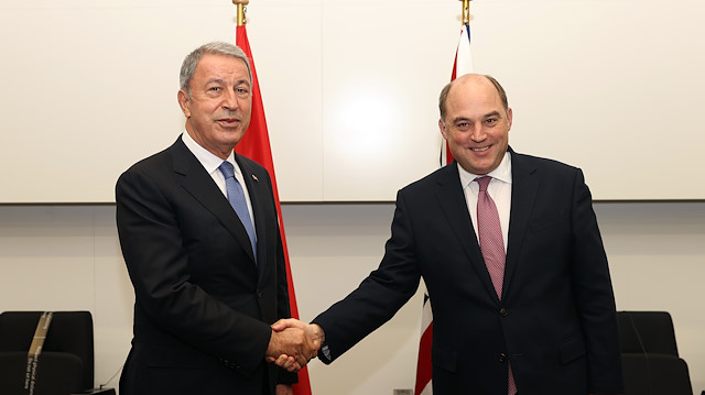 وزيرا الدفاع التركي والبريطاني يبحثان ملفات إقليمية