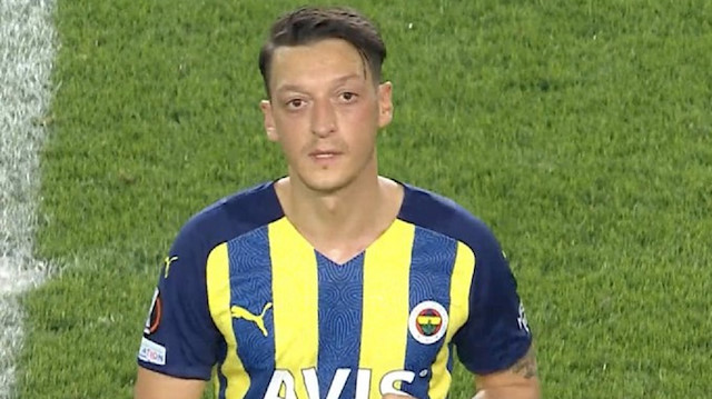 Mesut Özil oyundan çıkarken mutsuz bir tavır sergiledi.