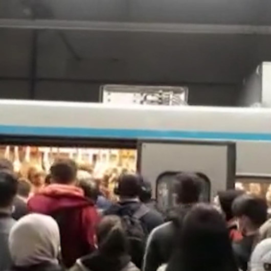 Metro seferlerinin eksikliği nedeniyle vatandaşlar duraklarda yoğunluk oluşturdu