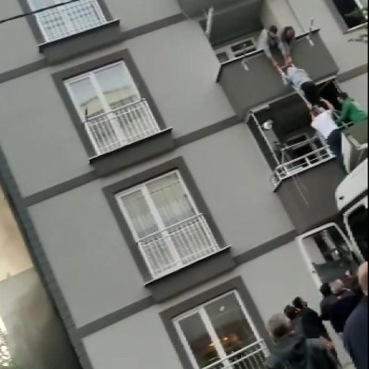 Tuzla’da yangında mahsur kalanları TIR üzerinden kurtarma anları kamerada