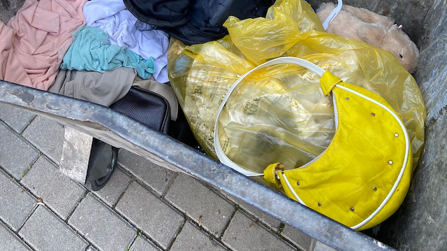Afganistan uyruklu bir kadın, bir çöp konteynerinin içinde çanta buldu.