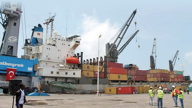 Türk şirketleri Afrika’nın farklı bölgelerinde önemli yatırımlar yaparak bölgenin kalkınmasına destek veriyor. Albayrak Grubu tarafından işletilen Somali’nin başkentindeki Mogadişu limanı da iki ülke arasındaki ticaretin gelişimine katkı sağlıyor.