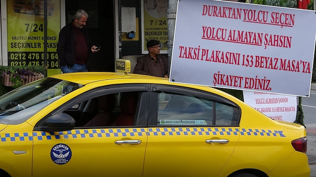 Taksi durağına asılan pankartlarla vatandaşlar uyarıldı.