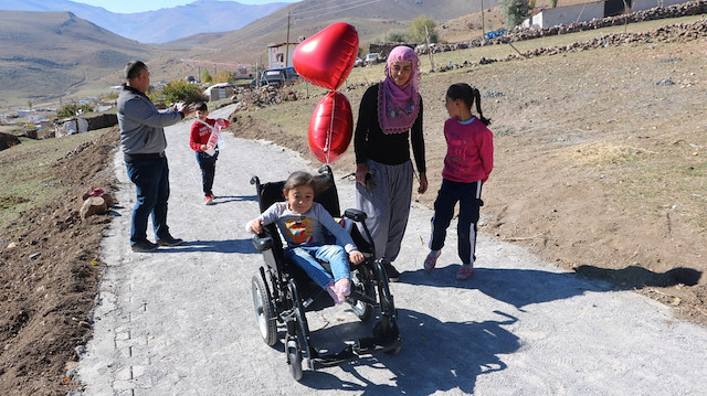 Niğde'de minik Elif'in akülü araba sevinci