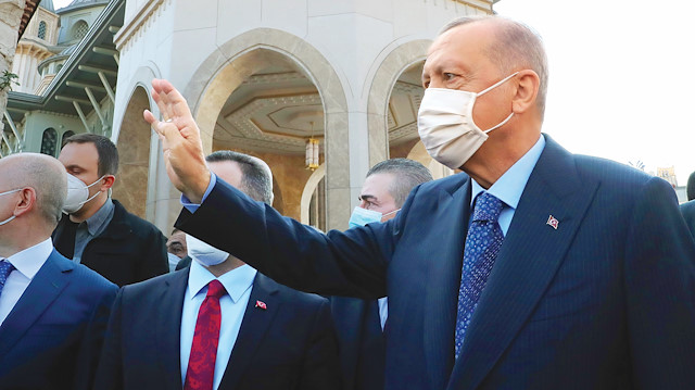 Cumhurbaşkanı Erdoğan, Cuma namazını Taksim Camii’nde kıldı. Cami çıkışı Erdoğan’a vatandaşlar yoğun ilgi gösterdi.