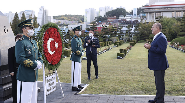 تشاووش أوغلو يزور قبور الجنود الأتراك في كوريا الجنوبية