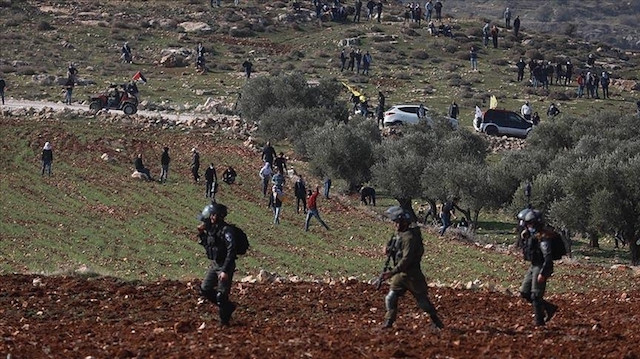 مستوطنون يهاجمون مزارعين فلسطينيين في الضفة