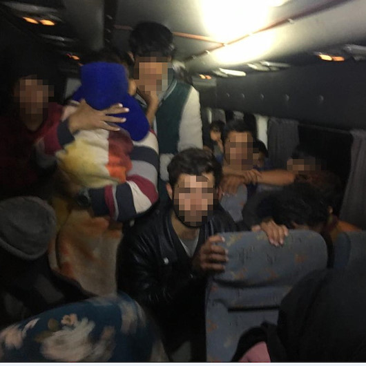 Durdurulan minibüsten 40 göçmen çıktı