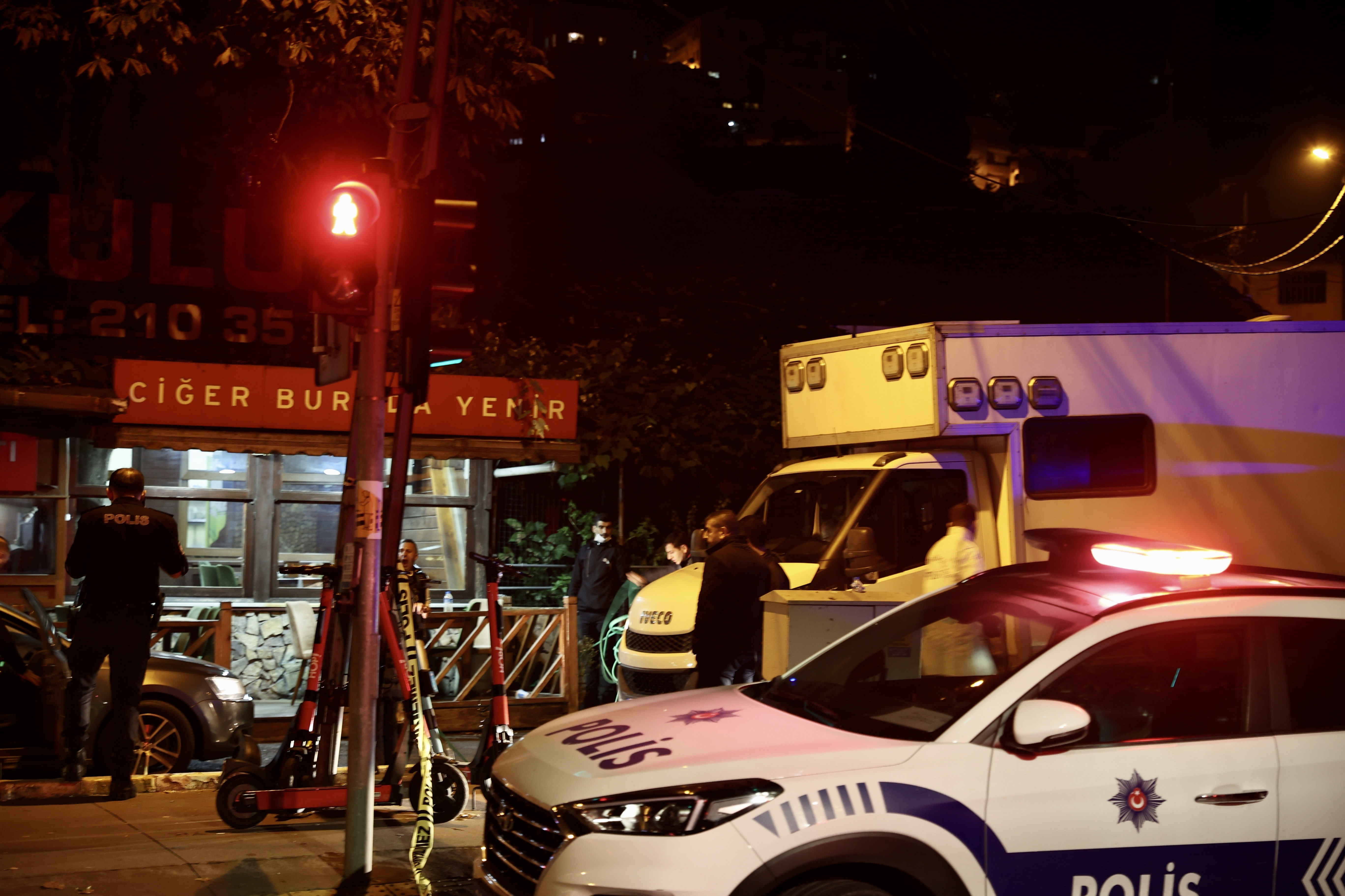 Olay yeri ekipleri incelemelerde bulunurken, polis saldırı ile ilgili çalışma başlattı.