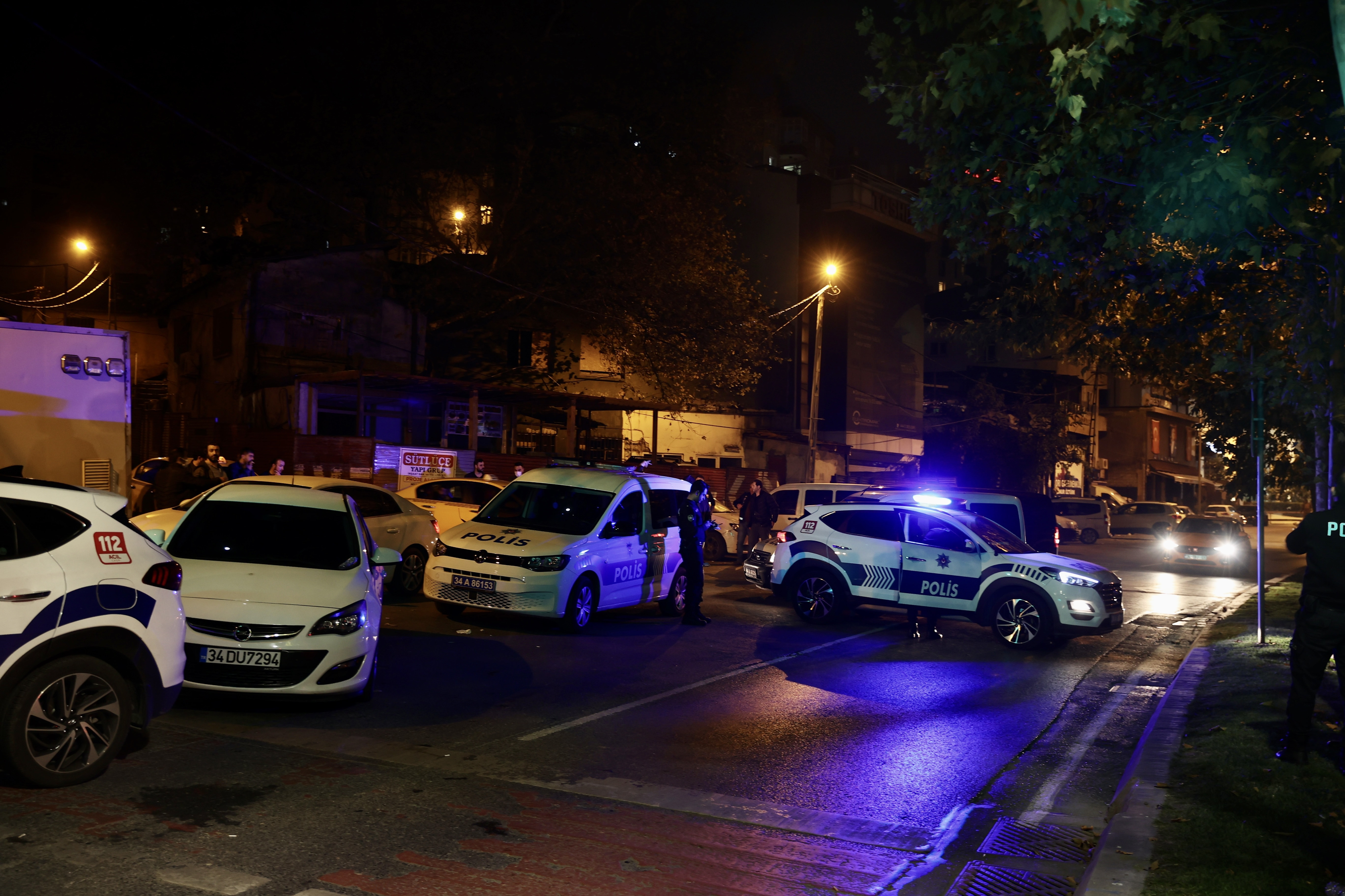 Olay yeri ekipleri incelemelerde bulunurken, polis saldırı ile ilgili çalışma başlattı.