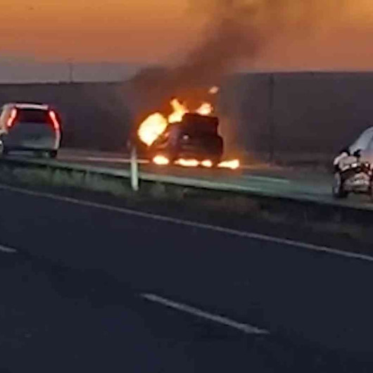 Otomobil alev topuna döndü: 4 kişi son anda kurtuldu